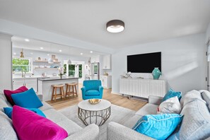 TV connectée, table de tennis de table, livres