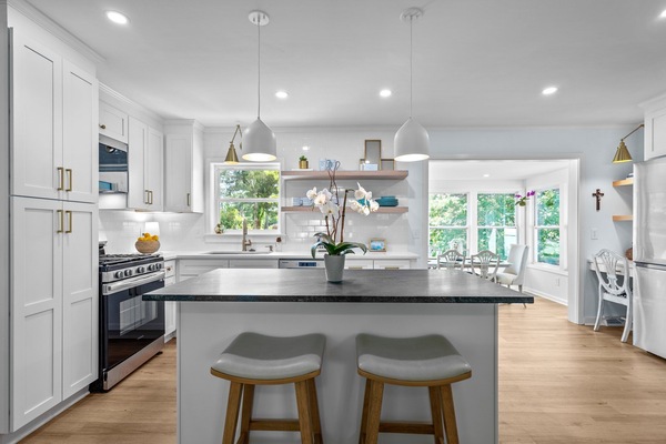 Kjøleskap, mikrobølgeovn, ovn og kokeplater