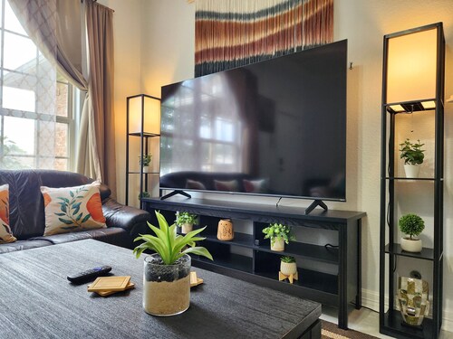 4BR • Central to UofA & Walmart HQ • I-49 Access • Near Historic Downtown