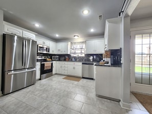 Refrigerador, microondas, horno y parrilla de estufa 