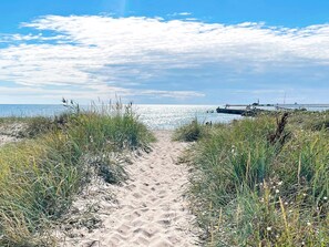 A sandy path leading to a body of water with a clear sky above. - 6 Person Holiday Home in Klintehamn (Klintehamn)