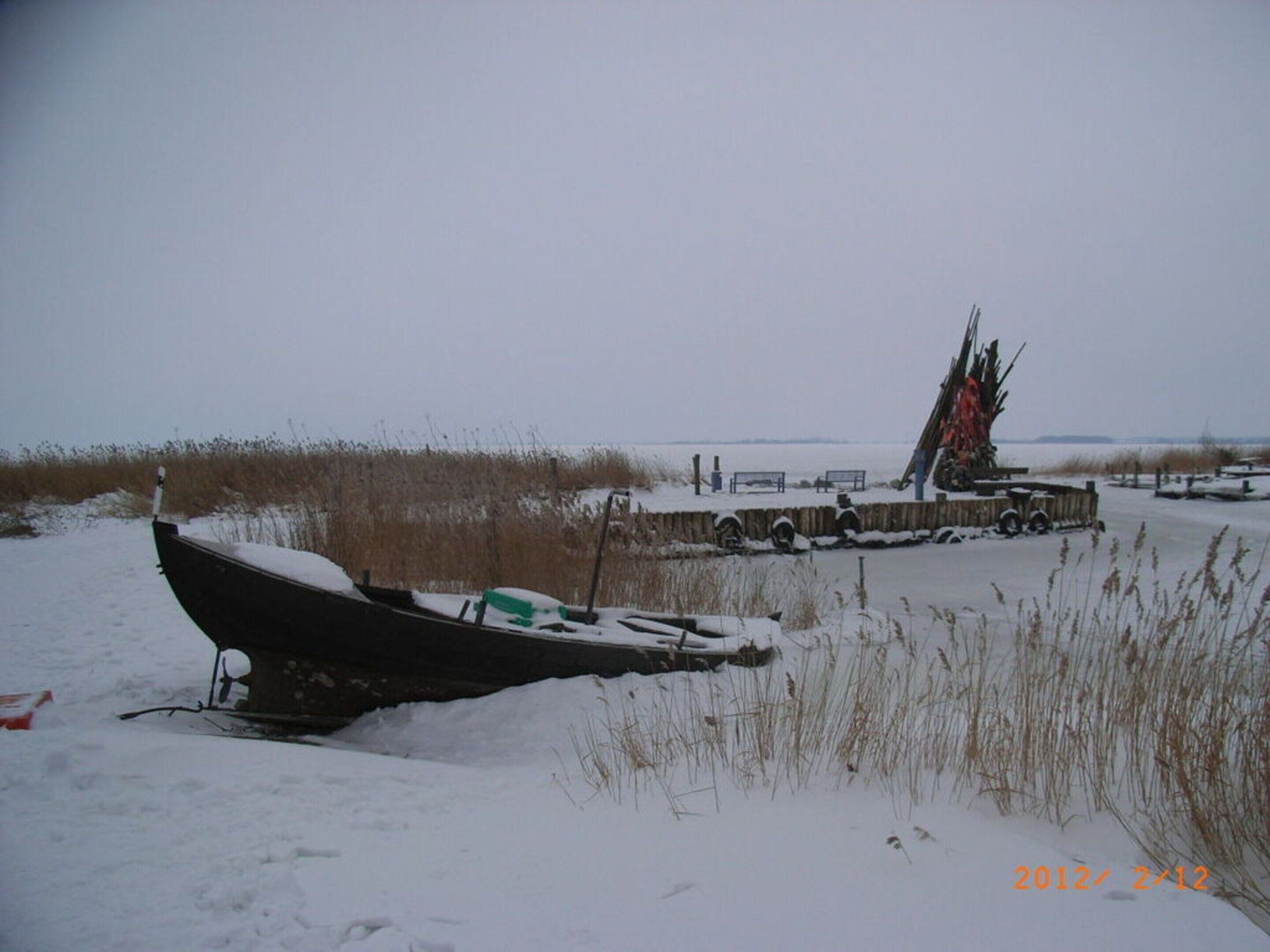 Un bateau échoué dans la neige.