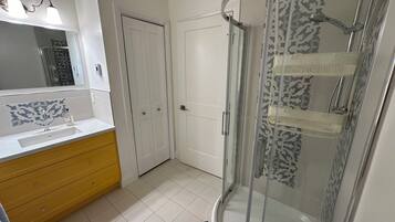 Douche, sèche-cheveux, serviettes fournies, savon