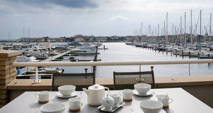 Lush Apartment Directly on the Marina