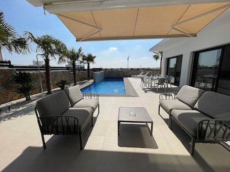 Una piscina techada, una piscina al aire libre