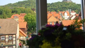 A town with traditional buildings and a castle on a hill. - Holiday Apartment With Castle View (Wernigerode)