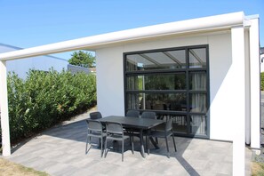 Chalet | Outdoor dining - Modern Chalet With a Dishwasher in Lathum (Lathum)