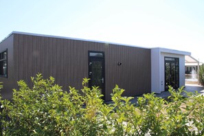 A modern building with a flat roof, a large window, and a door. - Modern Chalet With a Dishwasher in Lathum (Lathum)