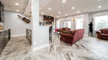 Smart TV, chimenea, libros y estéreo