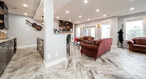 Smart TV, fireplace, books, stereo - NEW Luxurious Lakefront 5 bdrm 4 bath house in St. Albert hot tub, fireplaces!!! (St. Albert)