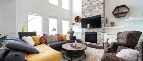 Smart-TV, Kamin, Bücher, Stereoanlage