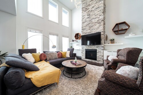 NEW Luxurious Lakefront 5 bdrm 4 bath house in St. Albert hot tub, fireplaces!!!