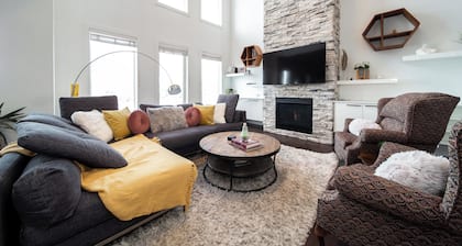 NEW Luxurious Lakefront 5 bdrm 4 bath house in St. Albert hot tub, fireplaces!!!