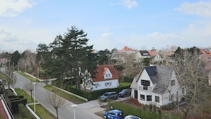 A residential area with houses, a road, and parked cars. - Apartment in Nieuwpoort Near Sandy Beach (Nieuwpoort)