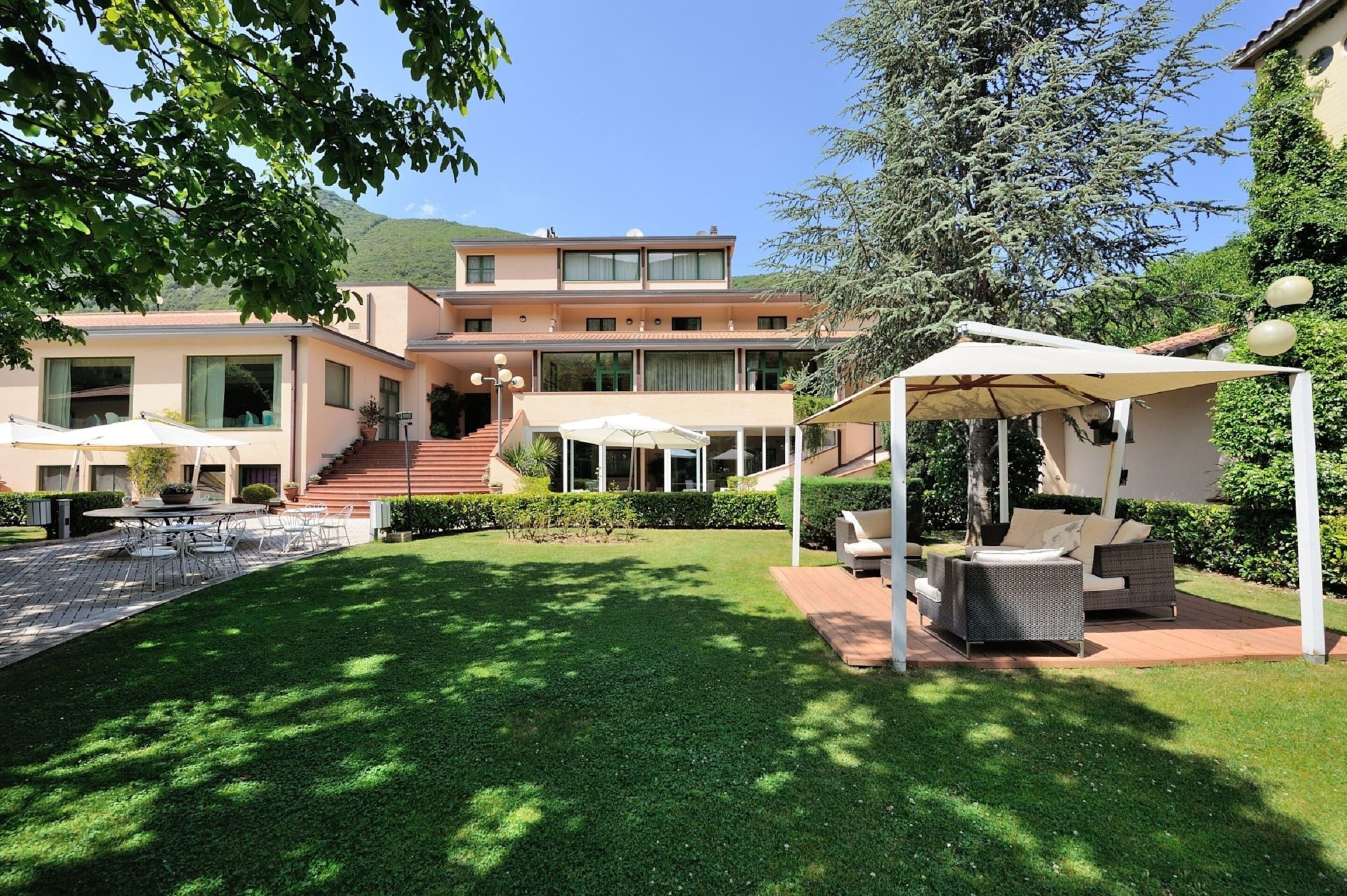 House | Outdoor dining