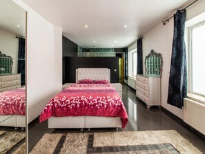 House | 5 bedrooms, bed sheets - Modern Holiday Home in Verviers With Indoor Pool (Verviers)