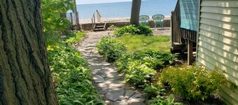 Waterfront cottage on the shores of Lake Erie. Beautiful lake front views!