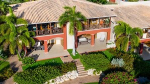 A resort with a large patio area, multiple balconies, and lush landscaping. - Holiday Home by Sea Willemstad Pool (Jan Thiel)
