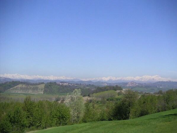 A panoramic view of a mountainous landscape with a clear sky. - Holiday Home Cascina Lovera (Bonvicino)