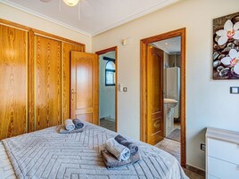 3 habitaciones, muebles diferentes y ropa de cama