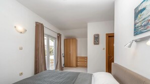 Una camera da letto con un letto, un armadio, una scrivania e una sedia.