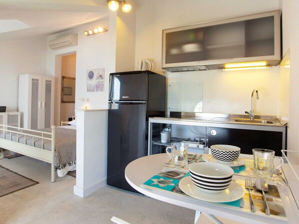 Appartement | Privékeuken | Een koelkast, een kookplaat