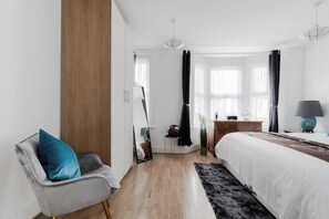 4 bedrooms, iron/ironing board, WiFi, bed sheets - 4 Bed House - Sleeps 6 - Garden, Pets, Wifi (london)