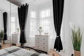 4 bedrooms, iron/ironing board, WiFi, bed sheets