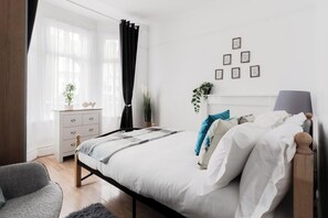 4 bedrooms, iron/ironing board, WiFi, bed sheets - 4 Bed House - Sleeps 6 - Garden, Pets, Wifi (london)