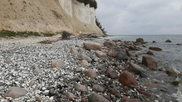 A rocky beach with large boulders and a steep cliff. - Holiday Apartment sea bay (Sassnitz)