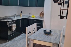 Køleskab, mikrobølgeovn, ovn, kogeplade