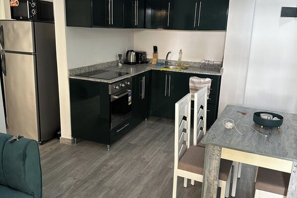 Frigorífico, microondas, horno y placa de cocina
