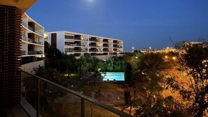 A multi-story hotel with balconies, a swimming pool, and a view of the surrounding landscape. - Apartment Marina Sky (Lagos)