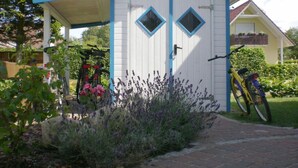 A small, single-story shed with a blue roof and two diamond-shaped windows. - Holiday Home Der Schwelmer (Zingst)