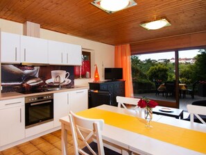 House | Private kitchen | Oven, electric kettle, toaster - Holiday Home Blumenhain (Bad Wuennenberg)