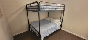 2 chambres, fer et planche à repasser, lit parapluie, Wi-Fi gratuit