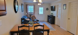 Smart TV, fireplace - Full family APT in Nauvoo-Walking distance to Temple and Historic Nauvoo (Nauvoo)