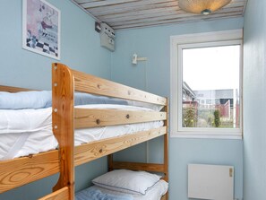 A bunk bed room with a window, a wall-mounted light, and a power outlet. - 7 Person Holiday Home in Juelsminde (Horsens)
