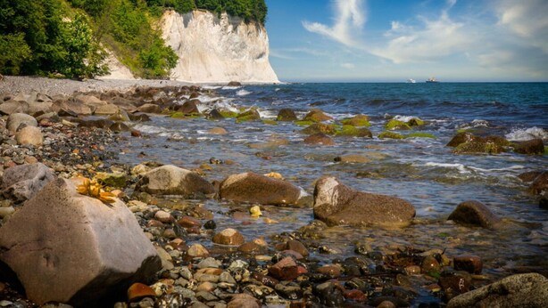 A rocky shoreline with a cliff and ocean view. - Beach Idyll Holiday Apartment (Ostseebad Baabe)