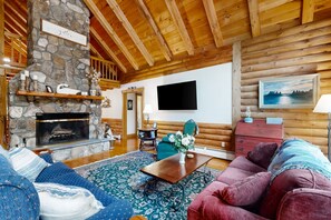 TV, fireplace, books - Lakefront lodge on Pemaquid Pond with dock, kayaks, canoe, SUP & firepits (Bremen)