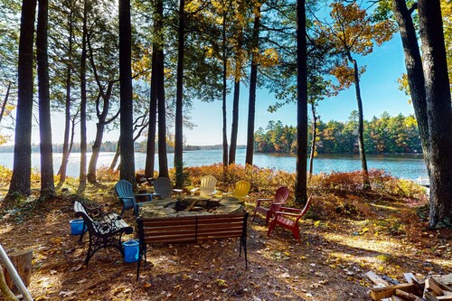 Lakefront lodge on Pemaquid Pond with dock, kayaks, canoe, SUP & firepits