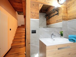 House | Bathroom - Belvilla by OYO Pleasant Holiday Home With Garden (Lozzo di Cadore)