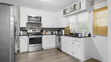 Een koelkast, een microgolfoven, een oven, een vaatwasser