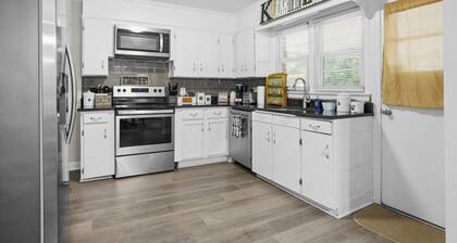 Modern & Cozy Home Mins to everything