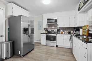 Kühlschrank, Mikrowelle, Ofen, Geschirrspüler