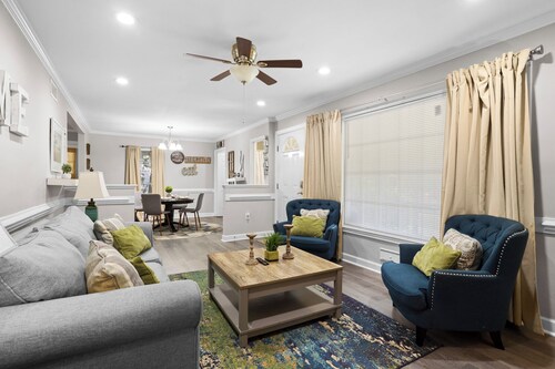 Modern & Cozy Home Mins to everything

