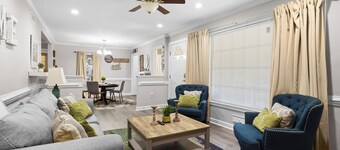 Modern & Cozy Home Mins to everything

