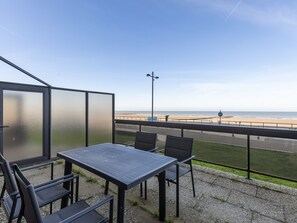 Apartment | Dining - Attractive Studio With a Sea-view (Middelkerke)