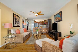 Living area - Tranquil Ocean View Condo! (Honolulu)