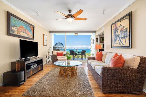 Living area - Tranquil Ocean View Condo! (Honolulu)